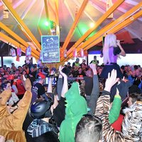 Menschen feiern und tanzen im Partyzelt